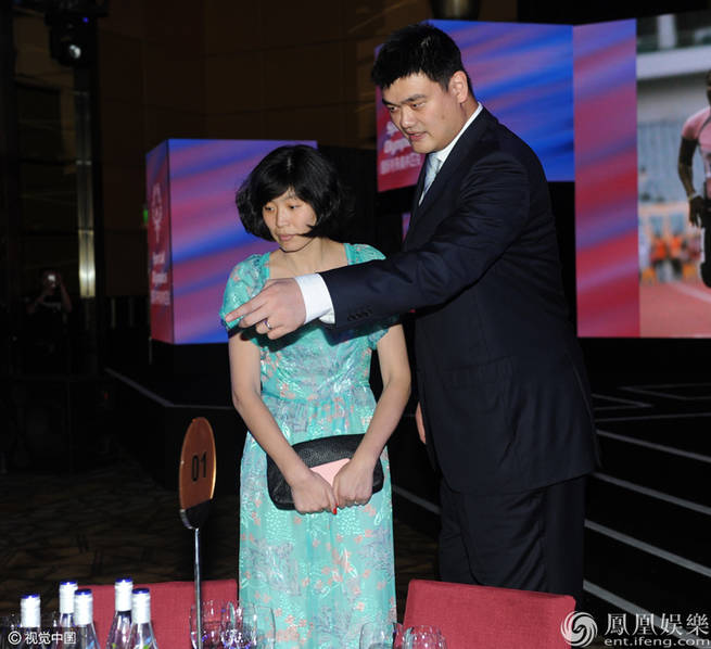 姚明携爱妻叶莉现身慈善晚宴 为其引座超贴心
