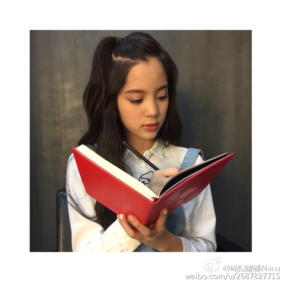 组图:欧阳娜娜懒理演技质疑晒照 穿背带裤可爱