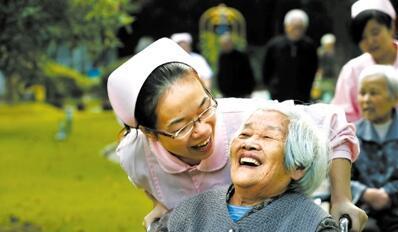 虹口首批35名持证护理员上岗 养老护理员吃香