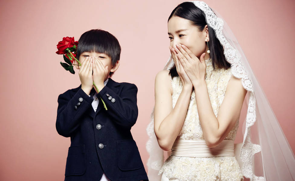 董洁再披婚纱!拍全家福获儿子顶顶鲜花