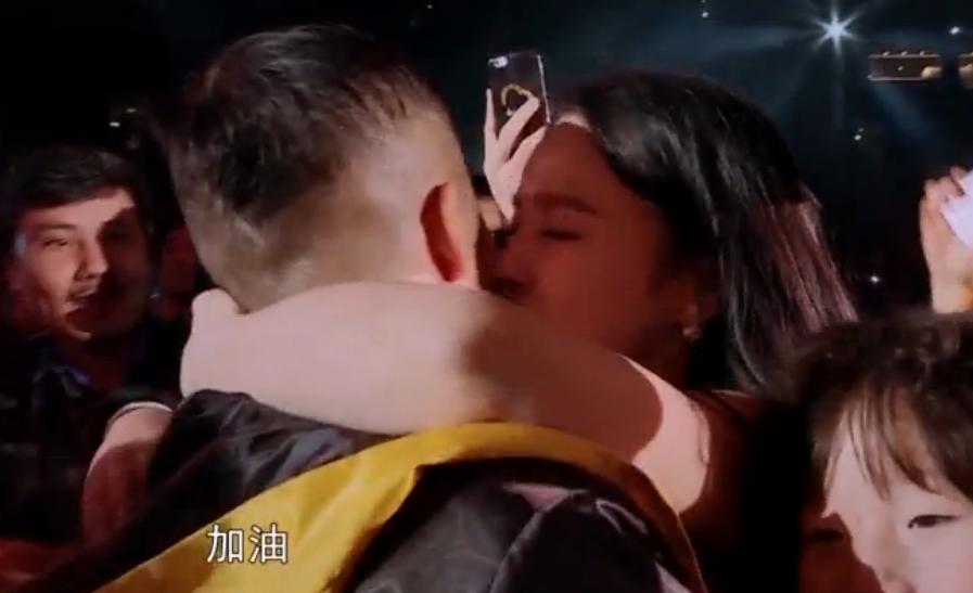 冉莹颖担心丈夫邹市明健康 打电话激动落泪