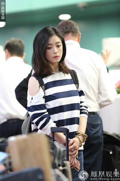 瘦身成功!蒋欣机场小露香肩 遇粉丝围拍显疲惫