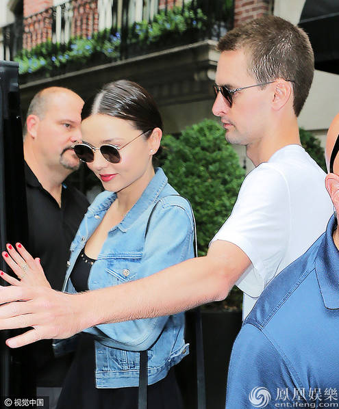 米兰达可儿着短裙出门 获男友贴心扶车门