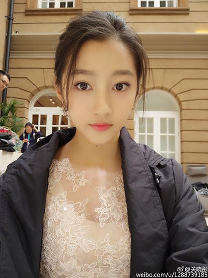 关晓彤欧阳娜娜少女妆 学会重返18岁
