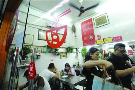 美食店放暑假 沪上知名面馆歇夏渐成惯例