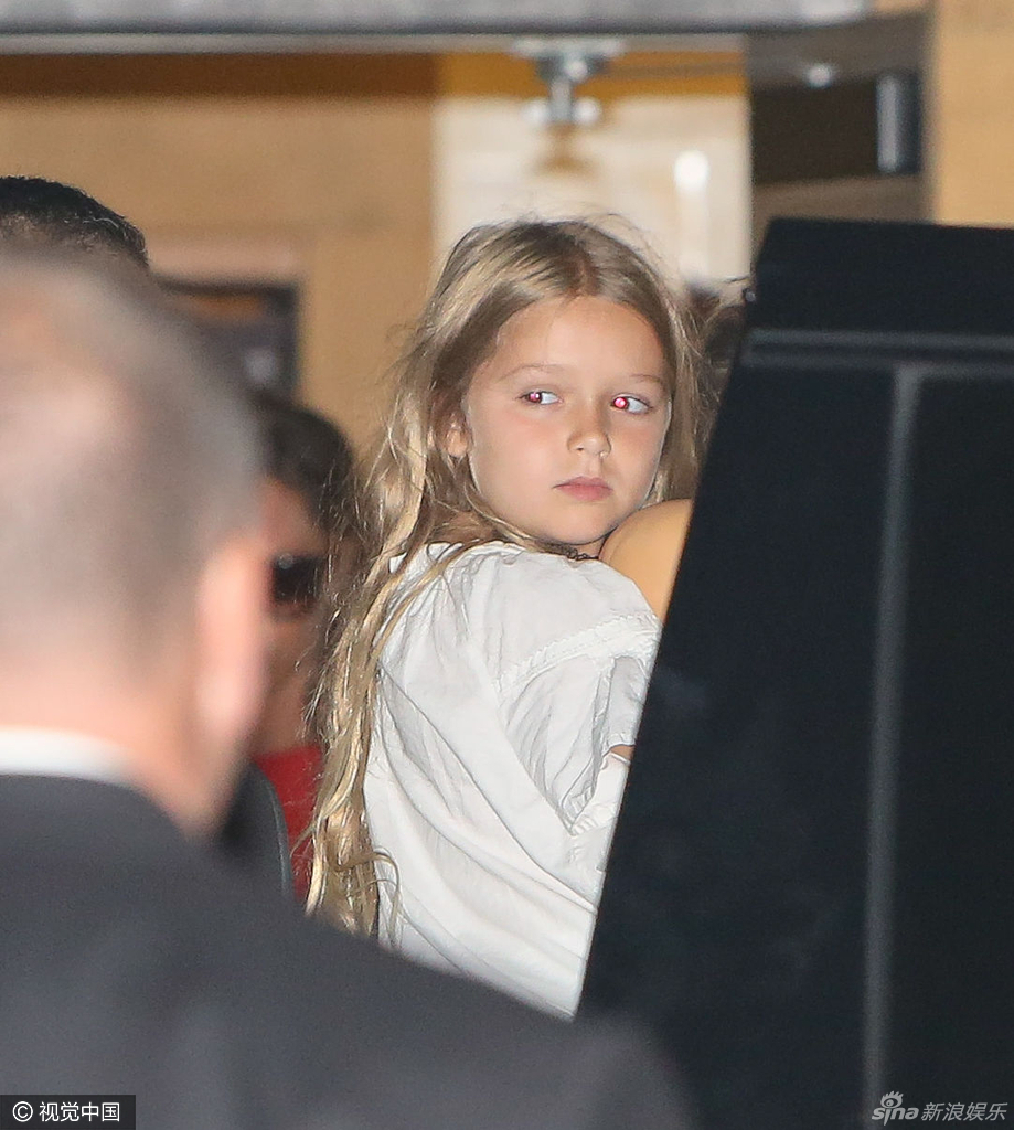 组图:小七出门脚不沾地 奶爸小贝甘当女儿奴