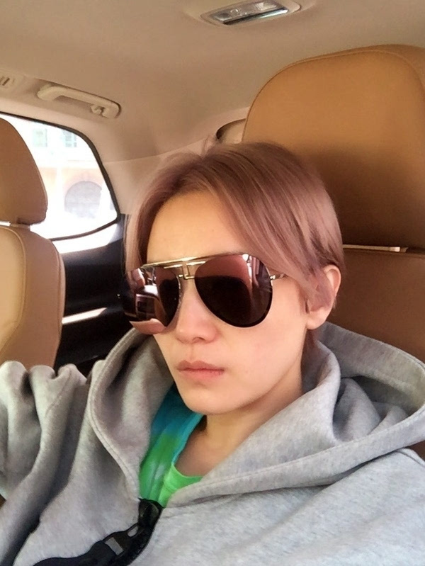 小宋佳换发型与鹿晗撞脸 彩色超短发