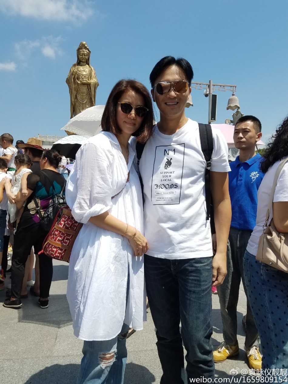 发糖!袁咏仪张智霖同出游 穿情侣装合照秀恩爱