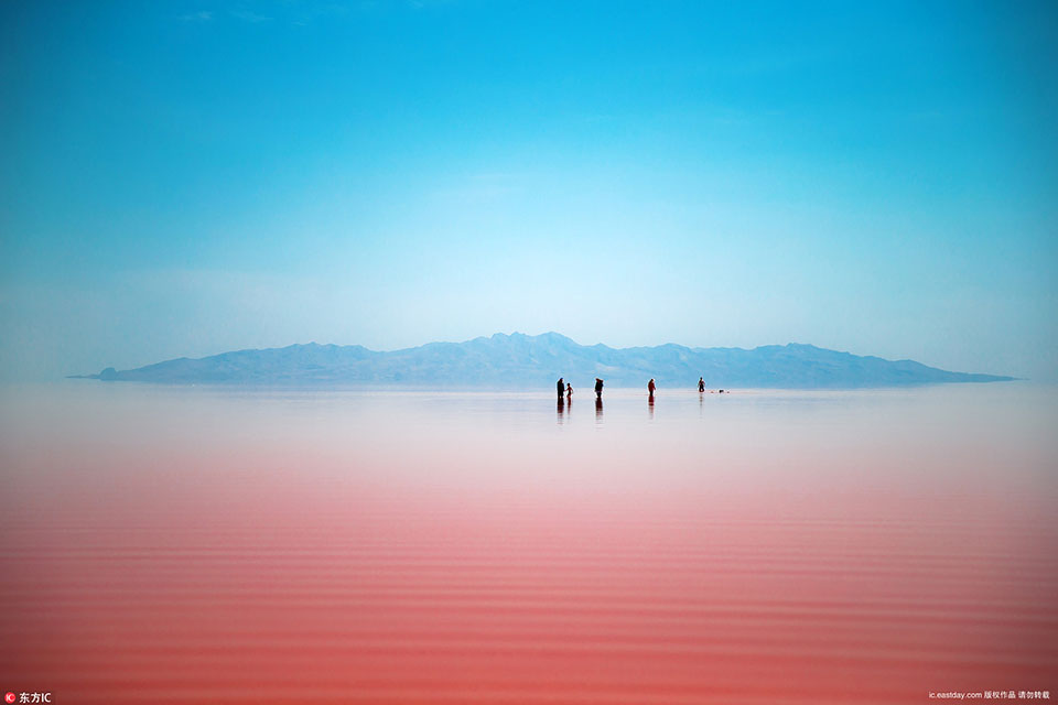 乌尔米湖走向死亡 湖水变血红色