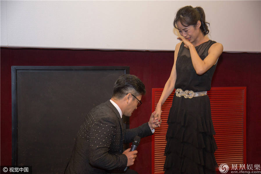 梁镜珂被导演樊昊仑激吻60秒 感动到泪流满面