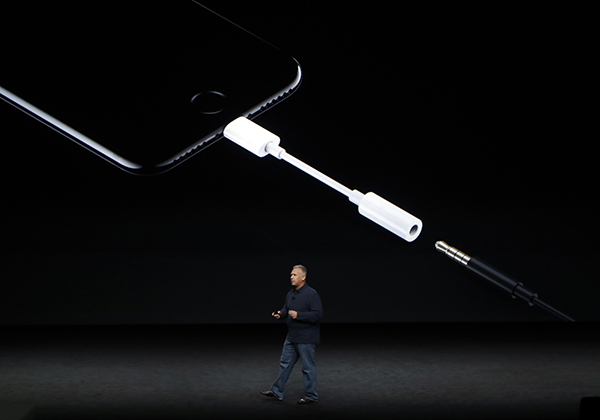 iPhone7发布会讲了8件事,取消耳机接口获最热