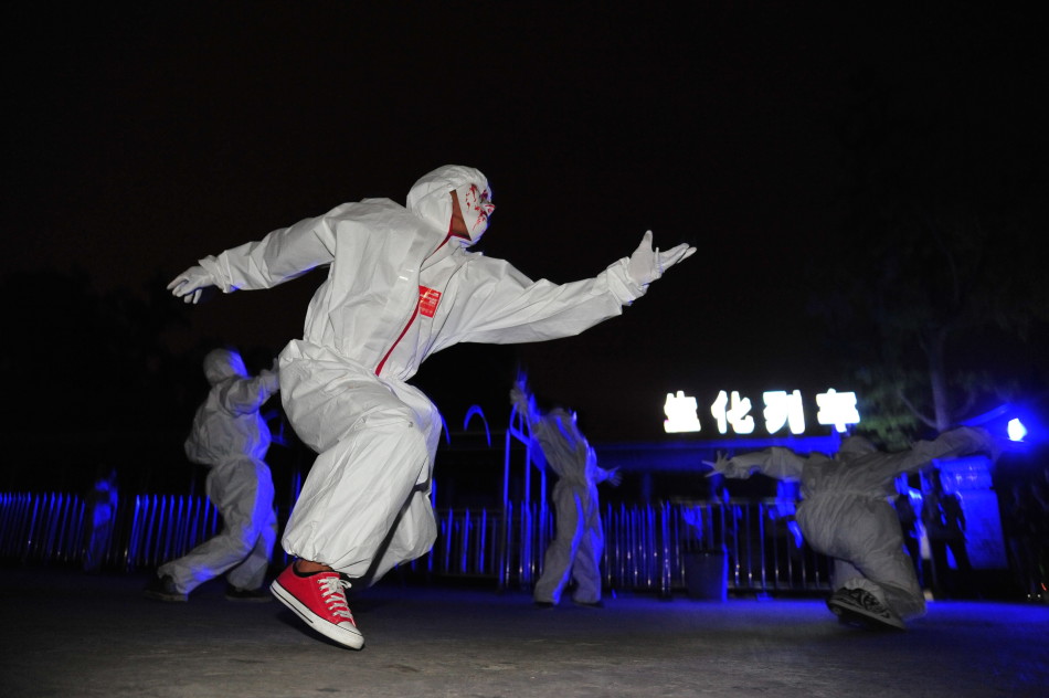 组图:上海欢乐谷万圣节恐怖夜场尖叫来袭