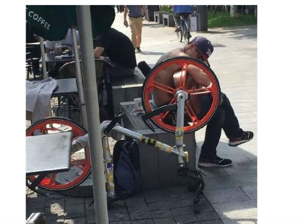 奇葩!两男子直播扔共享单车:录视频还大声欢呼