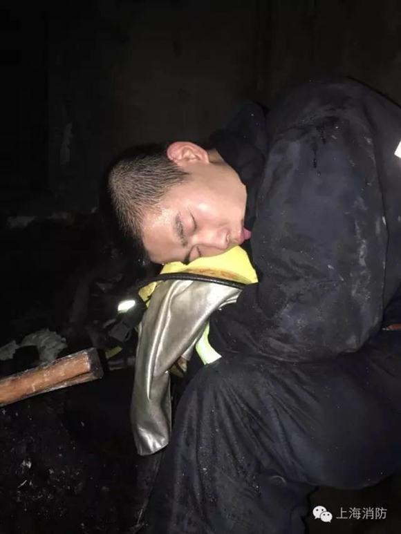 杨浦一高层18楼火灾 消防员 接力 背老人撤离