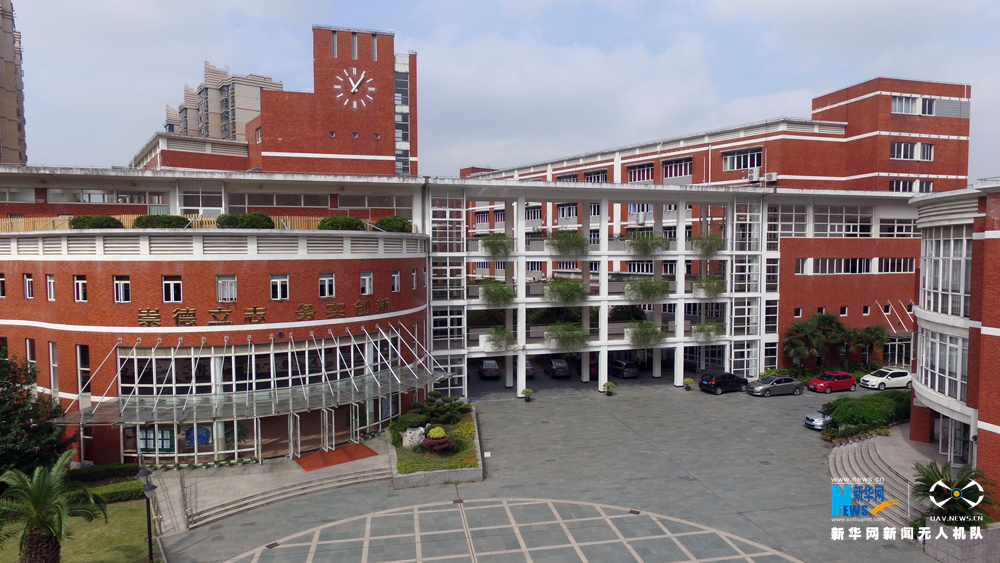 航拍家门口的好学校--天山初级中学