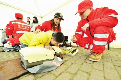 青少年人口_教育部 今年起建中小学及大学足球联赛(2)