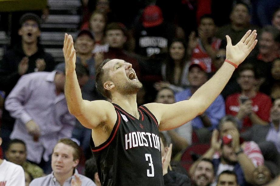 组图:雷霆vs火箭 哈登标志欧洲步飞身上篮