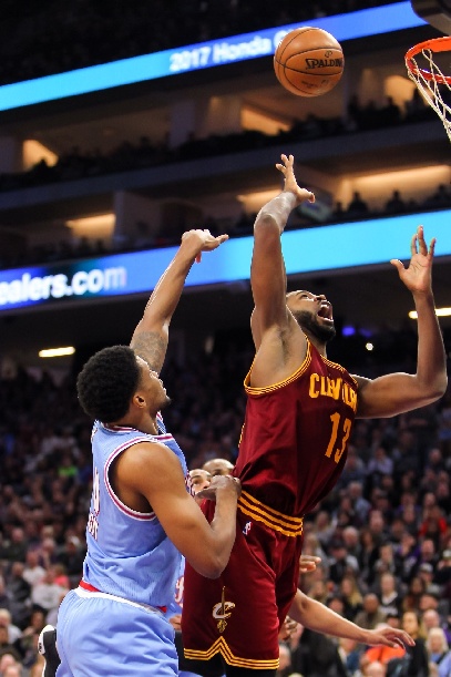 组图:骑士vs国王 詹姆斯碾压式上篮强势打进