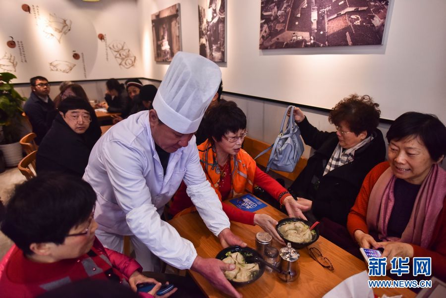 20多年倾心打造一碗弄堂美食 上海梦花街馄饨店重开-新华网