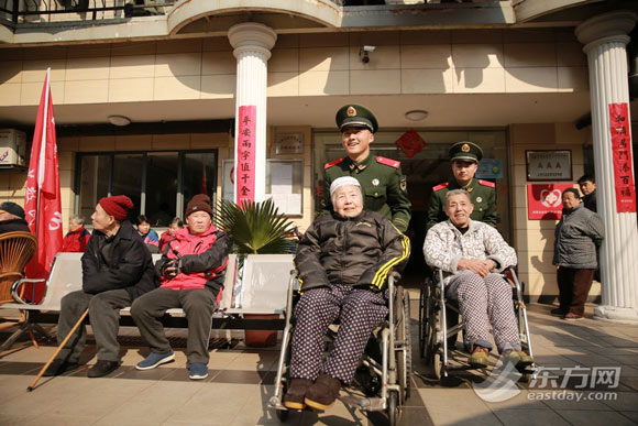 上海武警一支队到宜川路街道敬老院学雷锋
