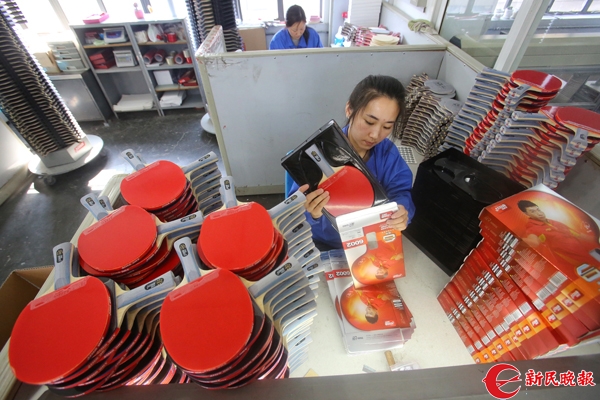 工人正在进行球拍成品包装-周馨.jpg
