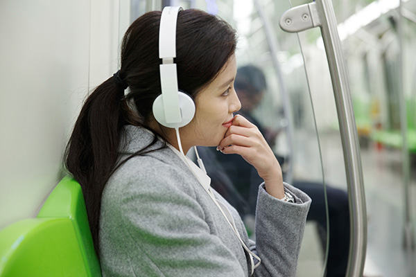 地铁里听耳机或伤耳朵,专家细数那些损伤听力