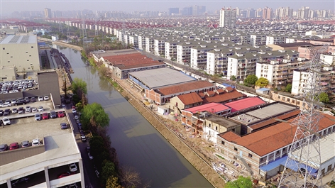 一根钢筋横梁被拆除,东茭泾河位于彭浦新村街道辖区两侧的十米岸线