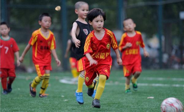 中国历史第一个青年发展规划发布:体育要以足