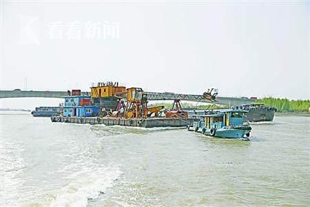 最后一艘浮吊驶离上海港 黄浦江浮吊作业成历