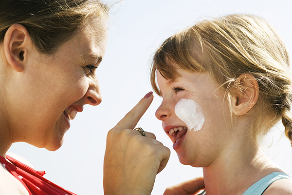 幼儿使用喷雾式防晒霜需谨慎,可能诱发过敏