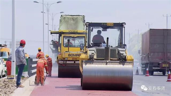 沪首条BRT最新进展:浦星公路开铺彩色沥青
