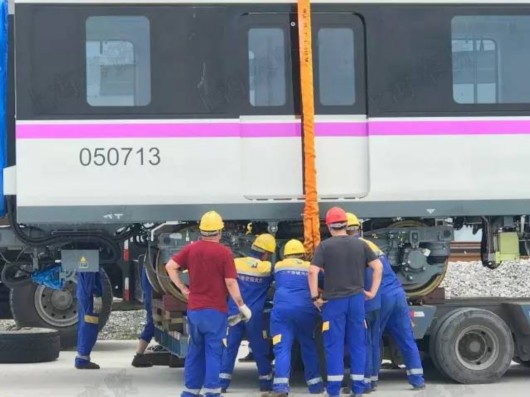 5号线南延伸段首列列车拼装 来看现场多图