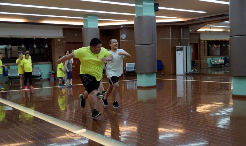 看266斤小胖墩如何在减脂夏令营减重12斤