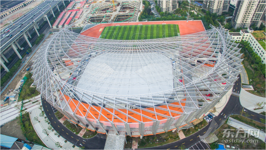 瞰上海|航拍上海首座屋顶标准体育场