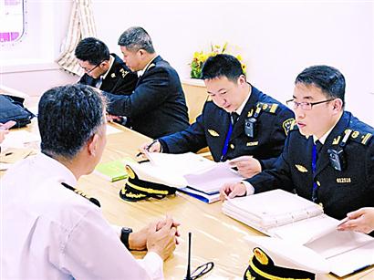 上海口岸实行联合登临检查机制 刷新国际船舶
