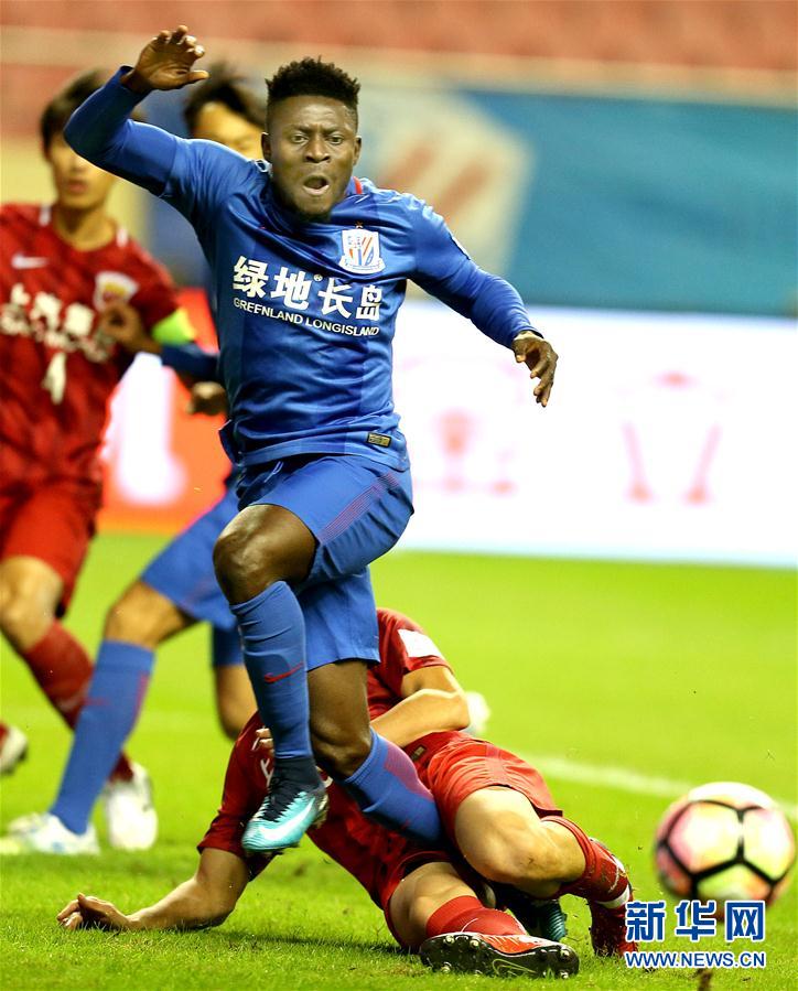 11月19日,上海申花队球员马丁斯(左)在比赛中进攻受阻.