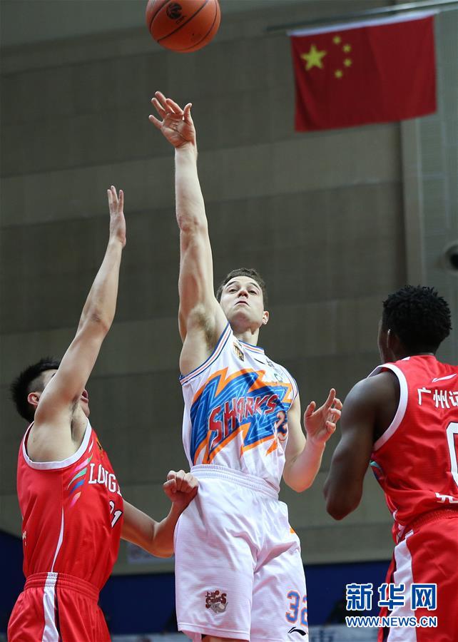 篮球--CBA常规赛:上海不敌广州