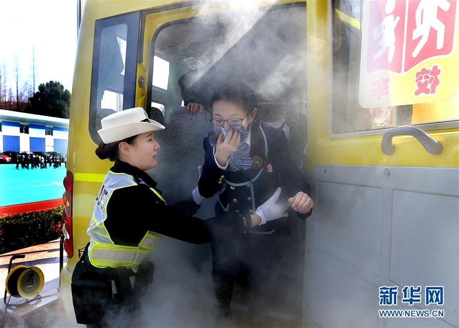 （社会）上海举行校车应急疏散演练