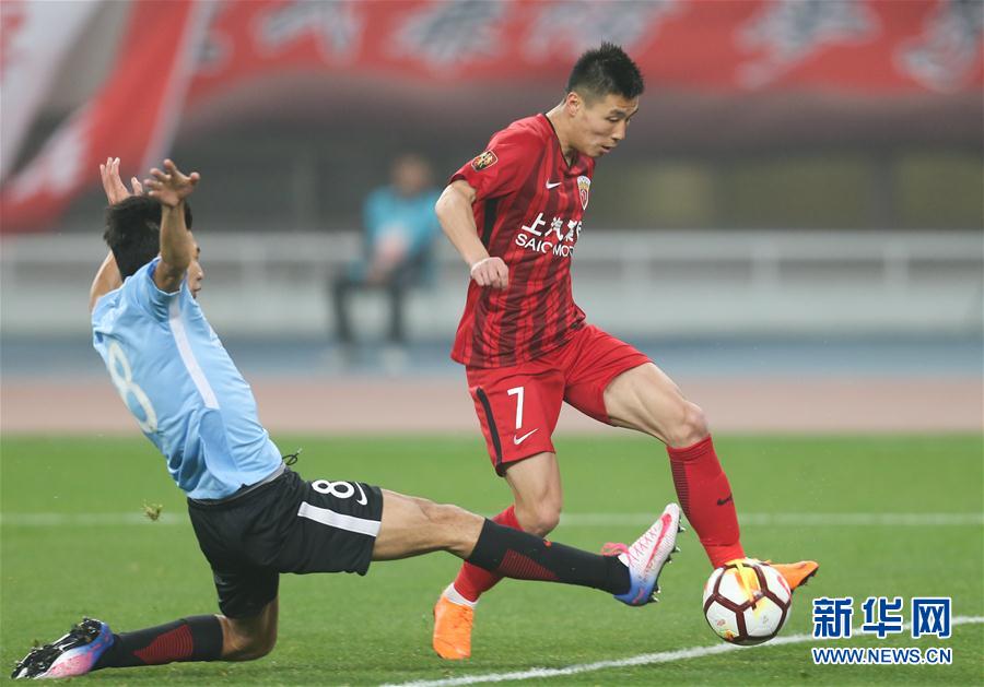 足球--中超联赛:上海上港胜大连一方