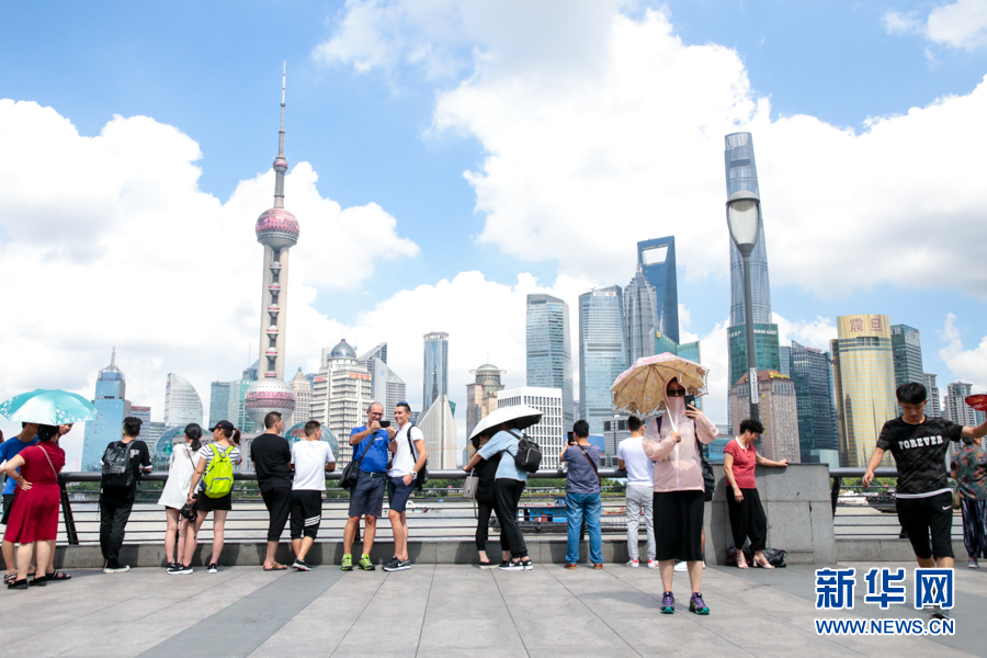 上海外滩亲水平台上依旧游客如织.新华网罗沛鹏 摄