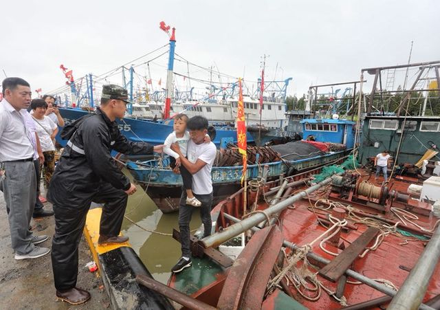 为了群众生命财产安全-上海防战台风安比侧