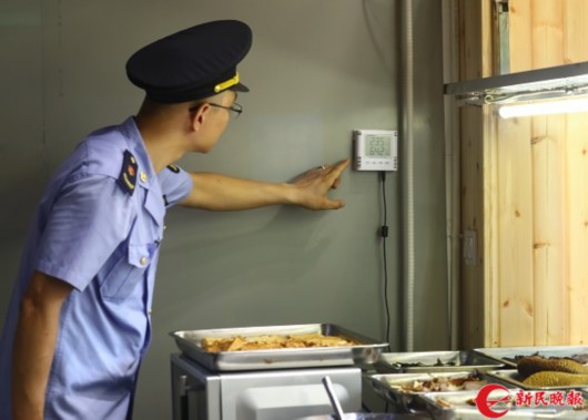 凉城社区一家饭店的熟食卤味专间，正在试点安装温湿度感应器（王凯 摄）.jpg