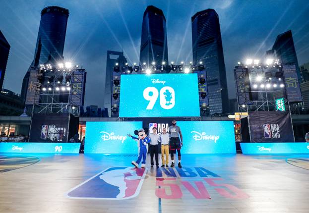 米奇亮相2018 美国职业篮球联赛NBA 5v5精英