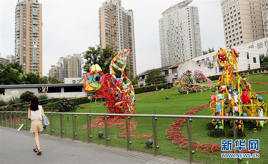 废旧共享单车变身雕塑艺术品亮相上海