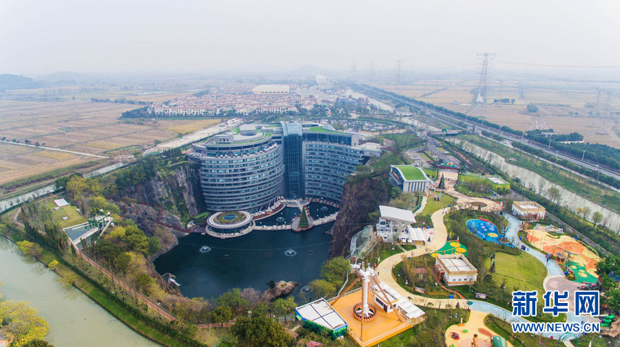 飞阅“深坑”，镜“瞰”建筑奇迹