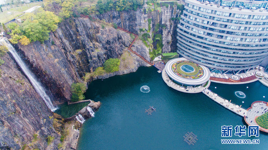 飞阅“深坑”，镜“瞰”建筑奇迹