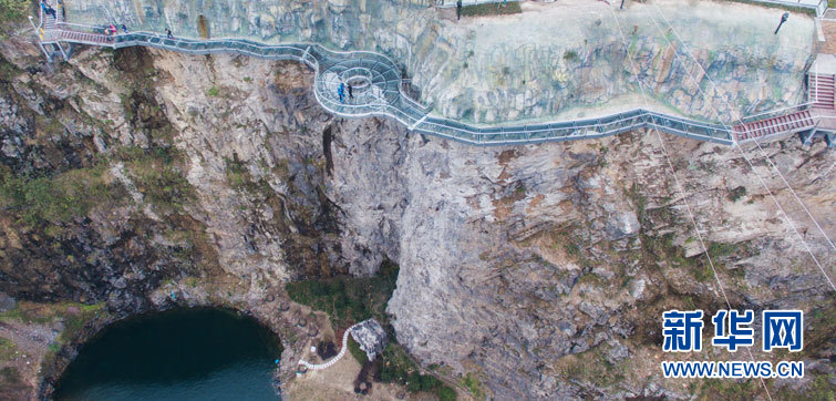 飞阅“深坑”，镜“瞰”建筑奇迹