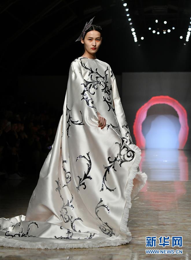 #（新華視界）（1）圍巾披肩配飾品牌“WOO嫵”亮相上海時裝周
