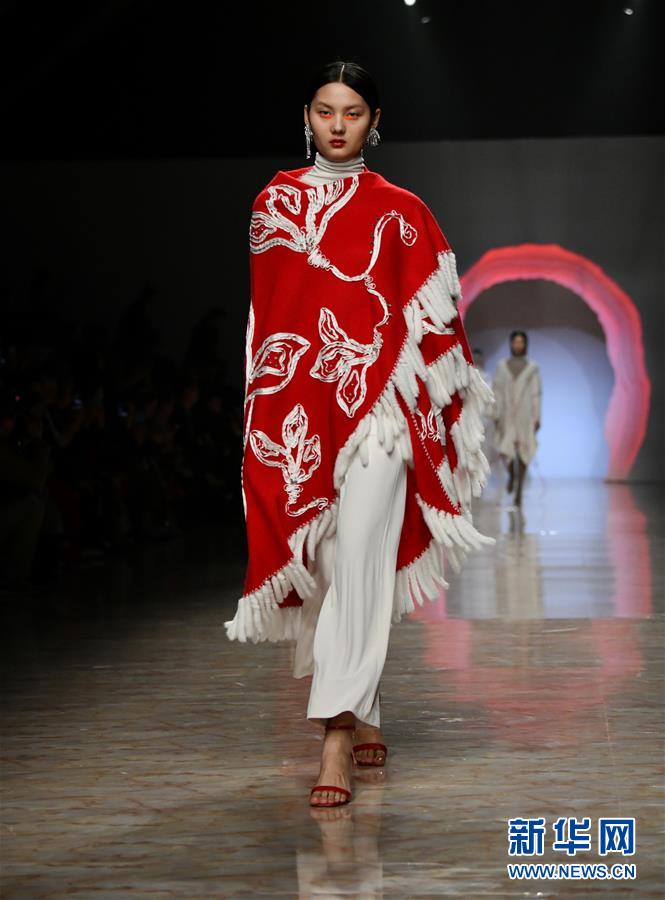 #（新華視界）（2）圍巾披肩配飾品牌“WOO嫵”亮相上海時裝周