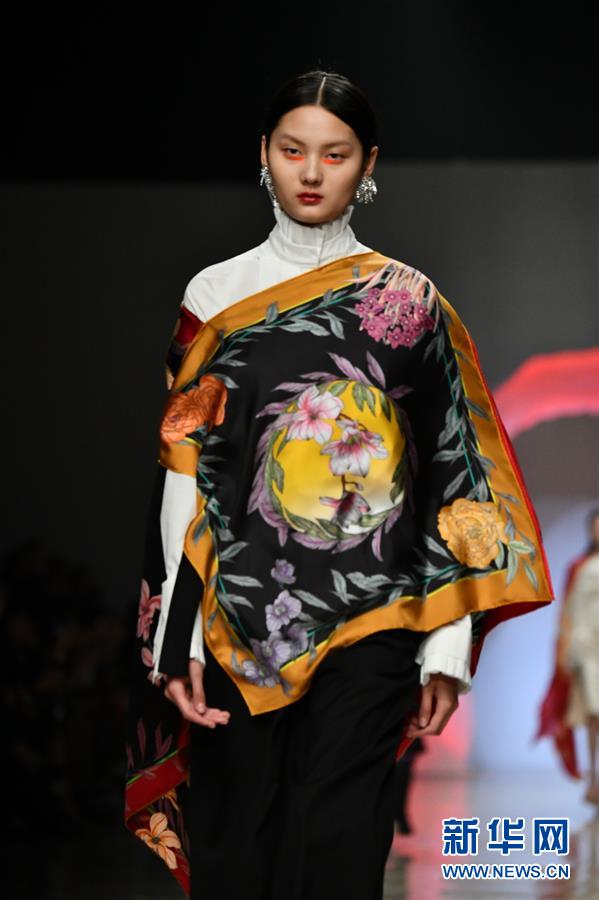 #（新華視界）（5）圍巾披肩配飾品牌“WOO嫵”亮相上海時裝周